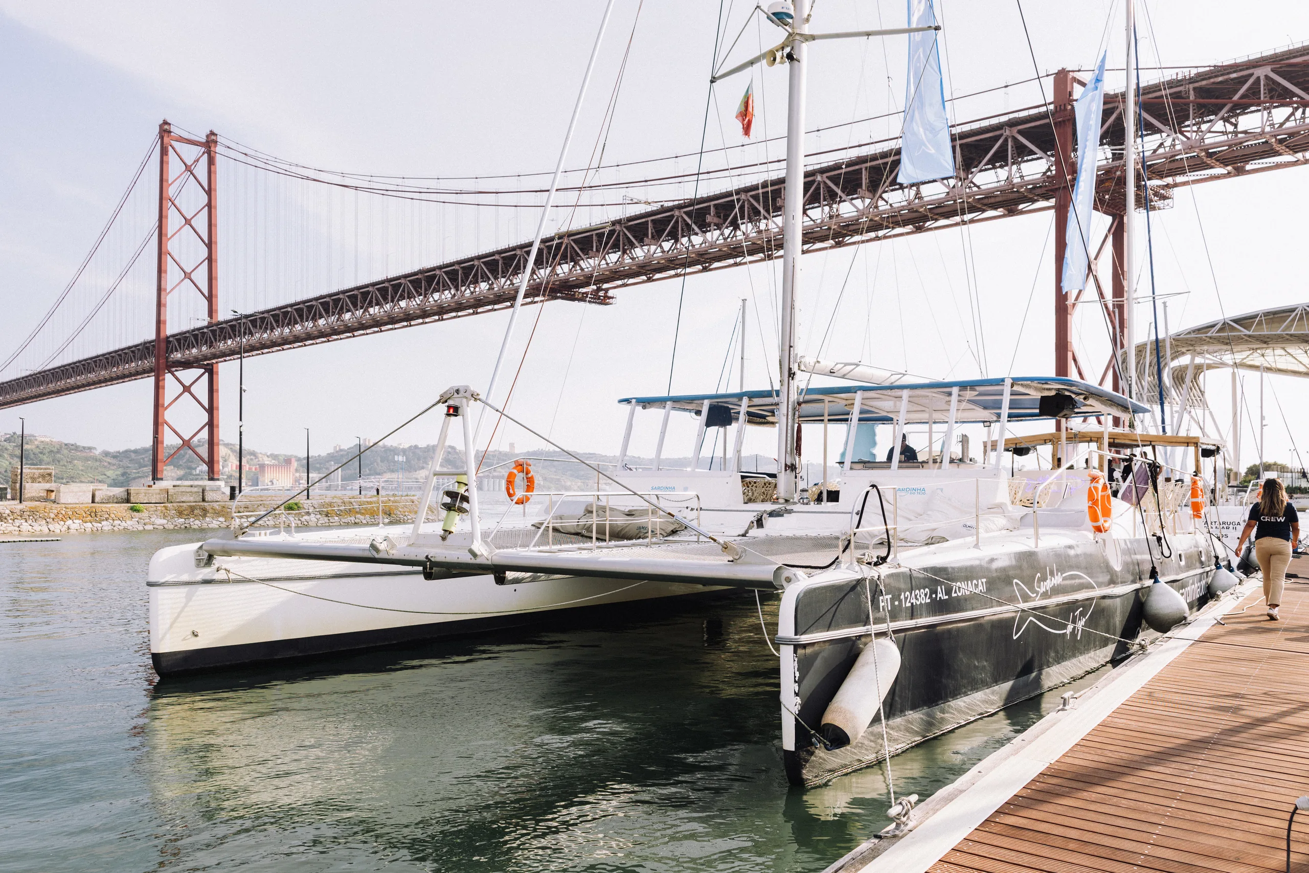 Catamarans atracados na Doca de Santo Amaro, junto à Ponte 25 de Abril