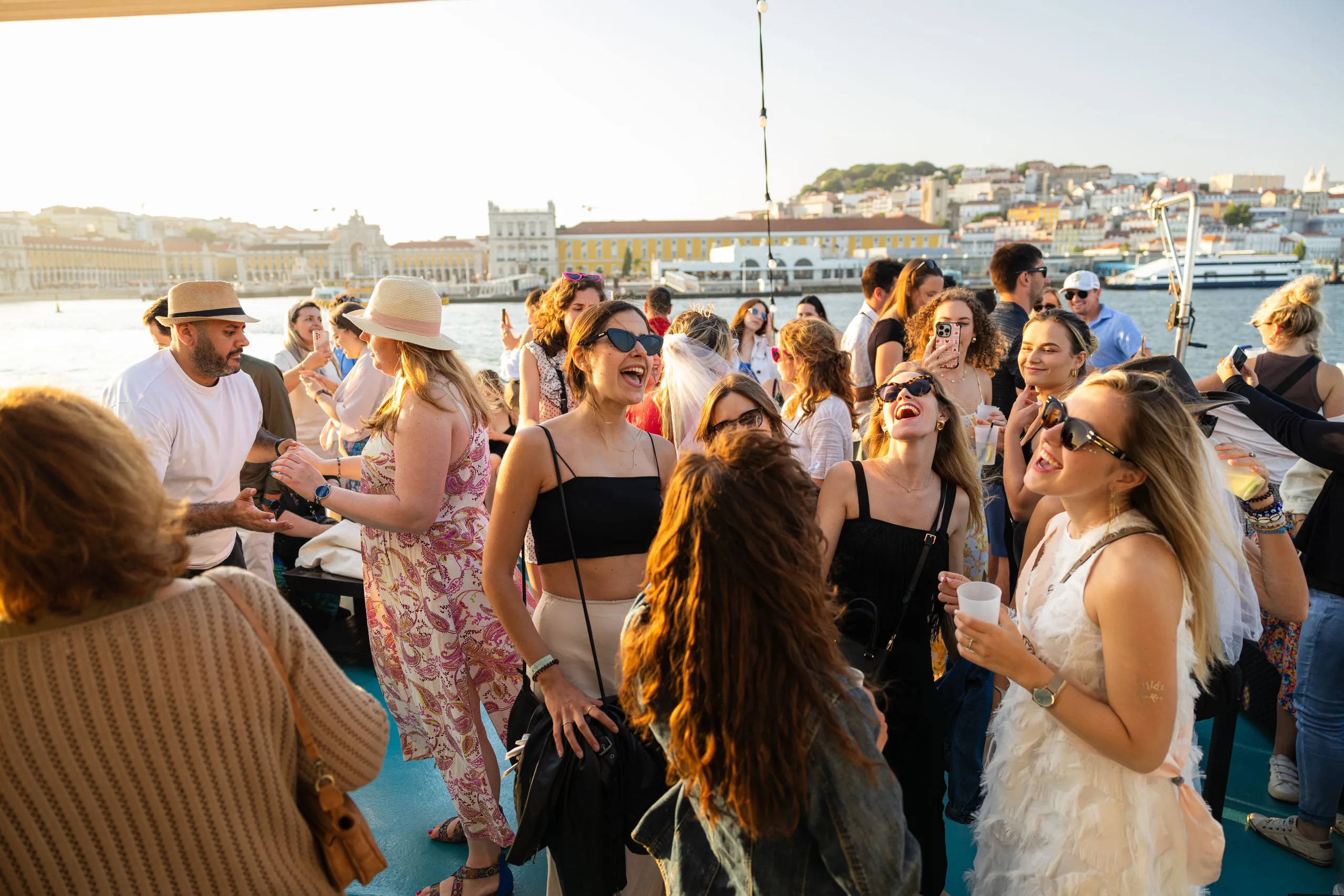 Barco EVORA — passeio de barco no Rio Tejo, Lisboa